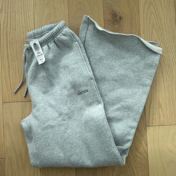 Aritzia Pants - Aritzia TNA Mega Flutter Sweatpants